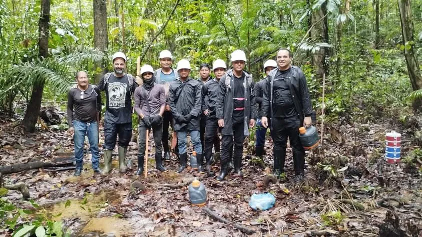 Equipe técnica e cooperados da comunidade indígena reunidos em campo durante o inventário florestal da TI Baú