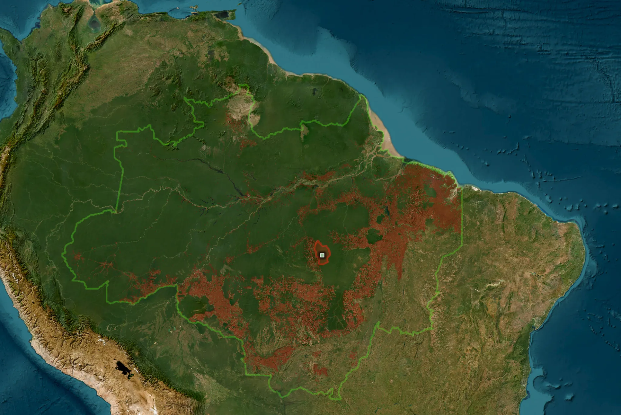 Imagem de satélite da Terra Indígena Baú no estado do Pará, com a floresta preservada destacada em verde em contraste com o desmatamento no entorno em vermelho